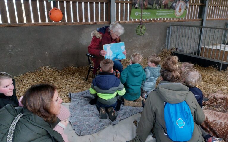 Voorlezen in de stal