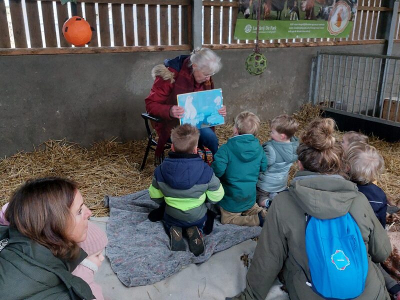 Voorlezen in de stal